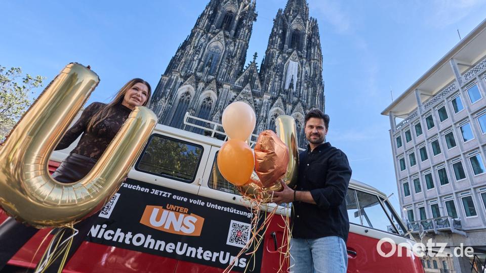 Vor dem Kölner Dom warb auch Serien-Star Tabea Heynig (links) für „Unter uns“. Bild: Rolf Vennenbernd/dpa