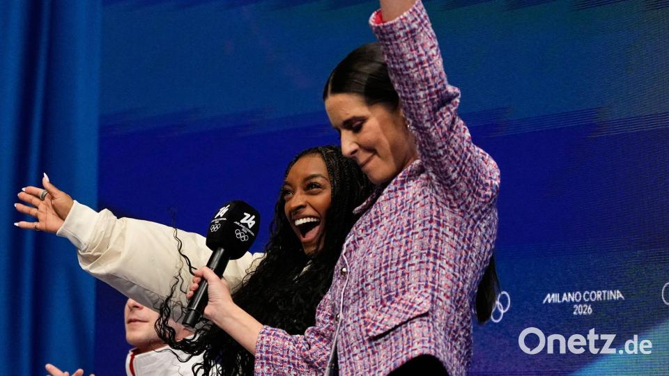 Simone Biles (l) schaute auch bei den Olympischen Winterspielen in Mailand vorbei. (Archivbild) Bild: Ashley Landis/AP/dpa