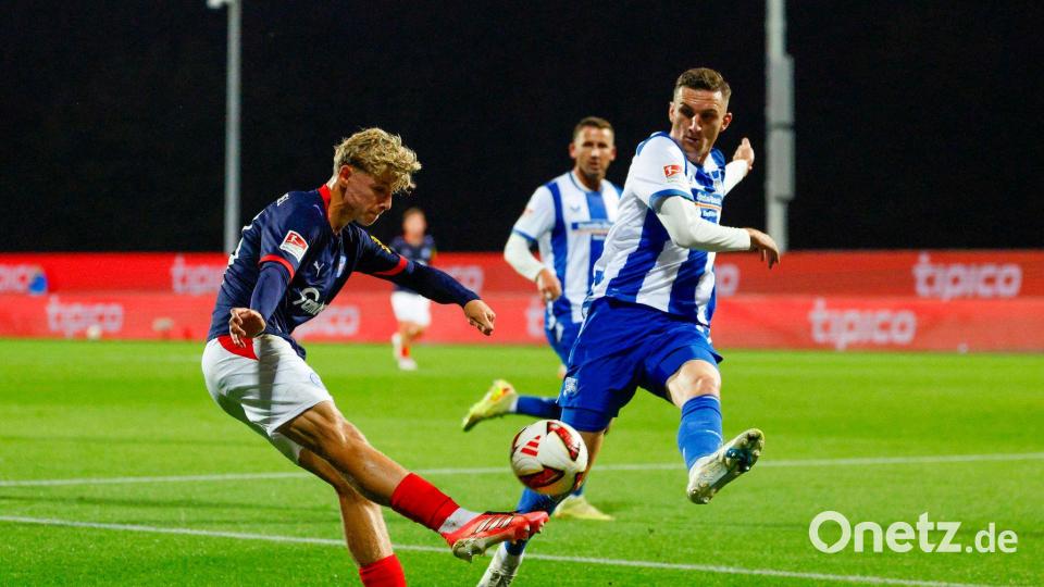 Hertha-Verteidiger Niklas Kolbe (r) blockt eine Flanke des Kielers Till Wiese. Bild: Frank Molter/dpa