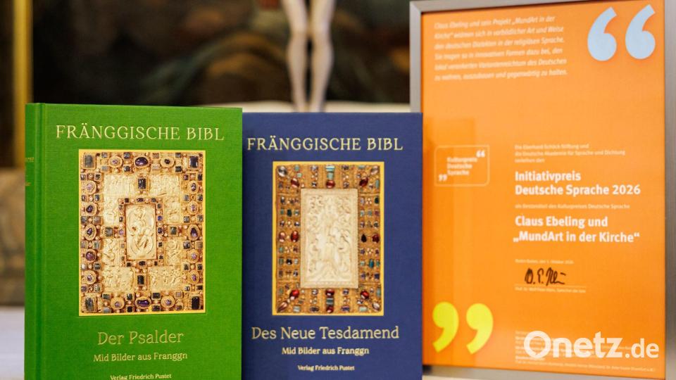 Die Mundart-Bibel auf Fränkisch. Bild: Daniel Karmann/dpa