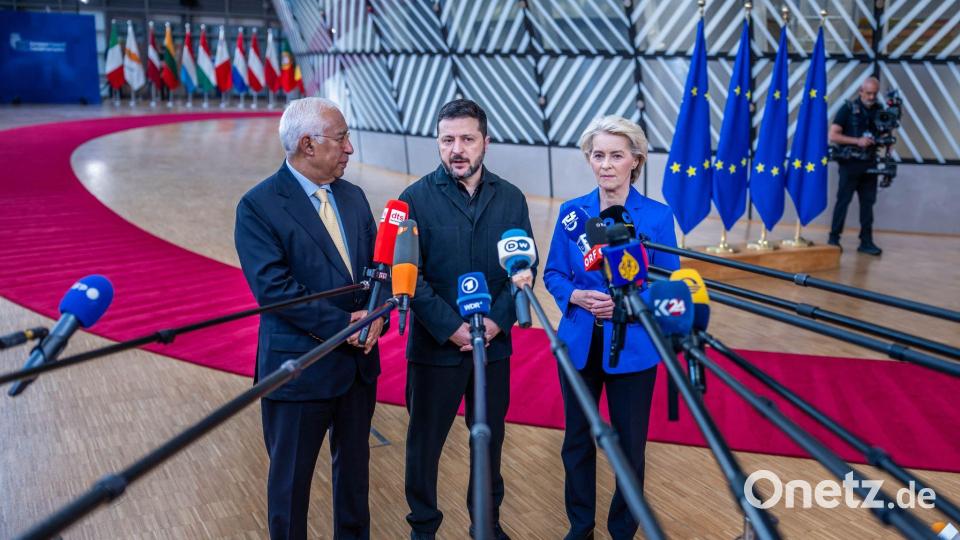 Selenskyj wurde beim Gipfel von EU-Ratspräsident António Costa und Kommissionspräsidentin Ursula von der Leyen begrüßt. Bild: Michael Kappeler/dpa