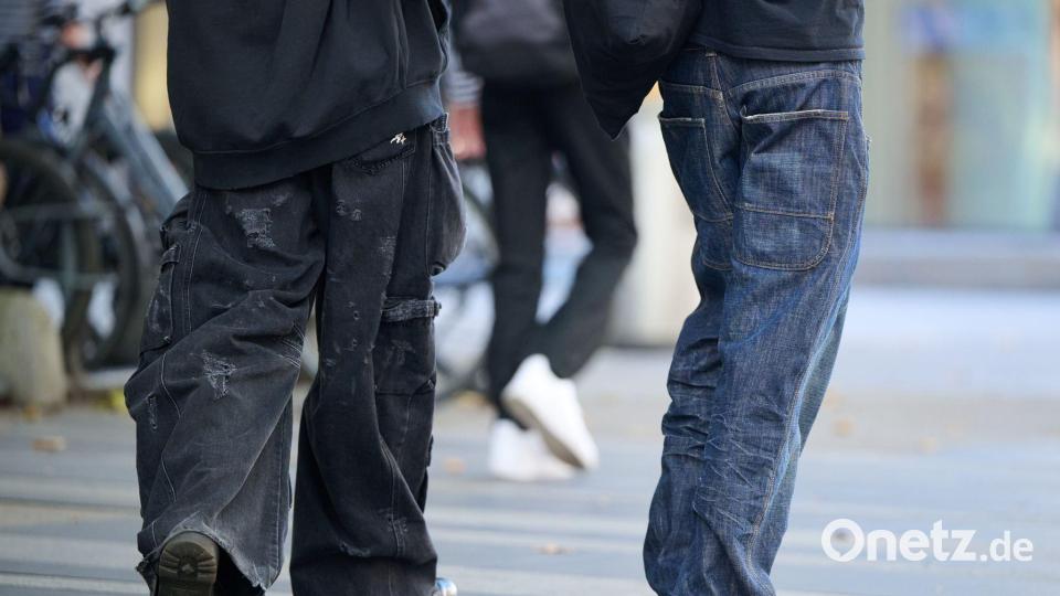 Bereits in den 1990er und 2000er Jahren waren die sogenannten Baggy Pants angesagt. Heute heißt der Trend allerdings „saggen“. Bild: Katharina Kausche/dpa