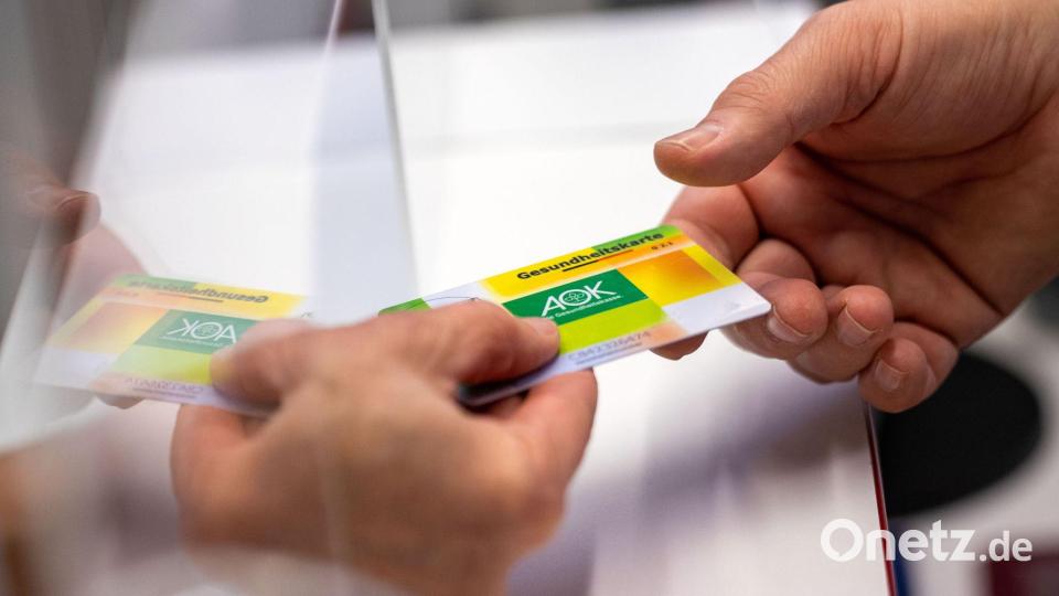 Bei der AOK Bayern sind etwa 4,6 Millionen Menschen versichert. (Symbolbild) Bild: Jens Büttner/dpa-Zentralbild/dpa