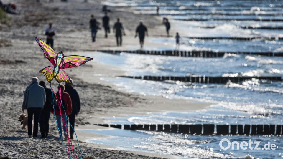 Bei Sonnenschein: Spaziergänger sind an der Ostseeküste auf der Halbinsel Fischland-Darss-Zingst unterwegs. Bild: Jens Büttner/dpa