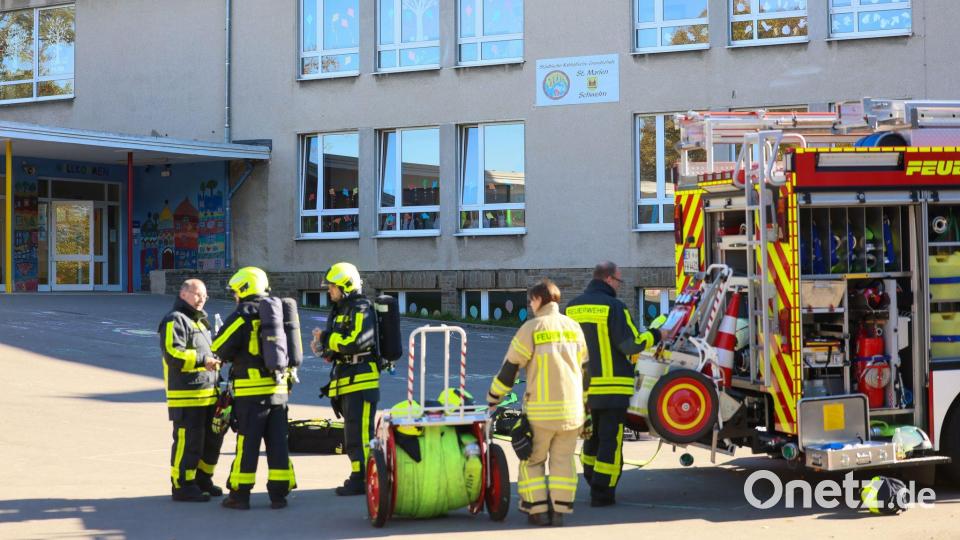 Laut Feuerwehr klagte zunächst eine Lehrkraft über Kreislaufprobleme und Übelkeit, später meldeten sich etwa zehn Schülerinnen und Schüler mit ähnlichen Beschwerden. Bild: Tim Oelbermann/dpa