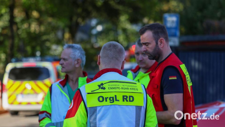 Vor dem Gebäude wurde eine Betreuungsstelle eingerichtet. Bild: Tim Oelbermann/dpa