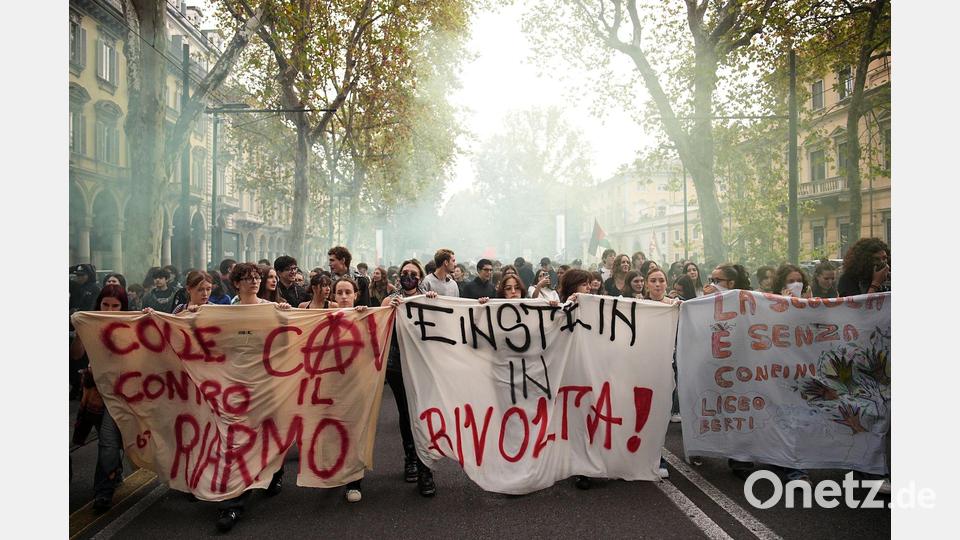 Wie in Frankreich gingen in verschiedenen Städten Italiens Schüler auf die Straße. Bild: Marco Alpozzi/LaPresse/AP/dpa