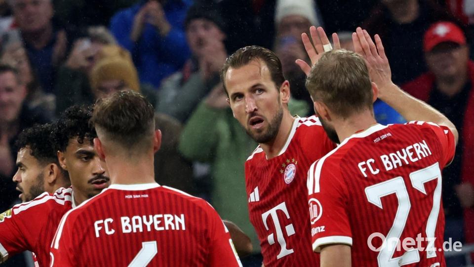 Die Bayern um Dreh- und Angelpunkt Harry Kane (2.v.r.) feiern ein Torfest. Bild: Karl-Josef Hildenbrand/dpa