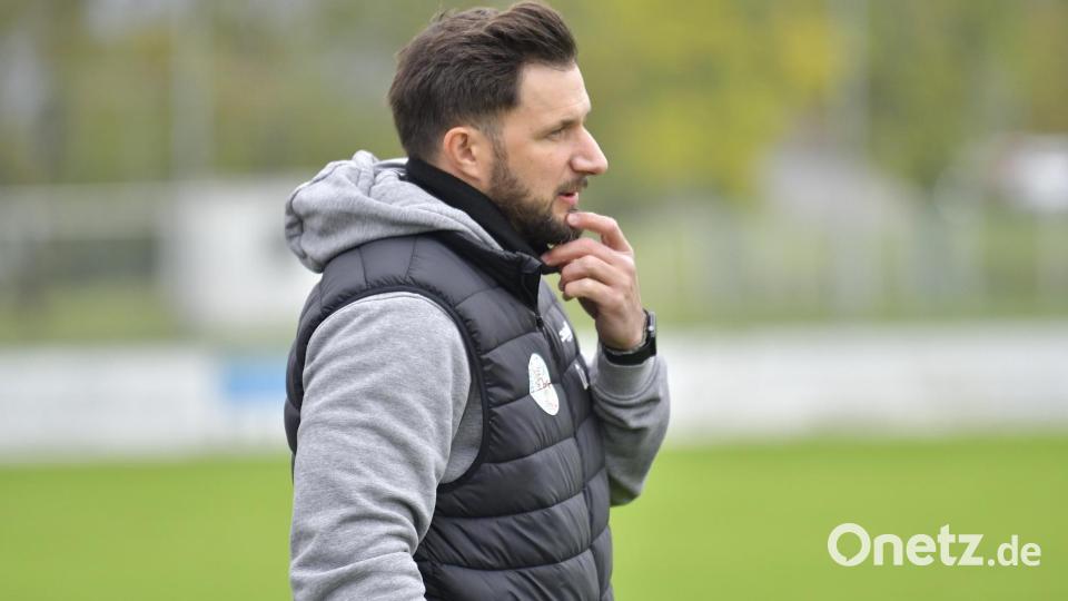Ein nachdenklicher DJK-Trainer Dominic Rühl
DJK Gebenbach - SSV Jahn Regensburg II Bild: Hubert Ziegler