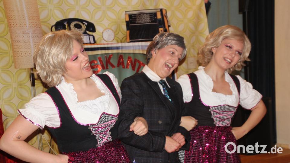 Maria und Margot Hellwig mit Karl Moik auf der Bühne des Musikantenstadls im Pfarrheim Waldershof. Bild: Konrad Rosner