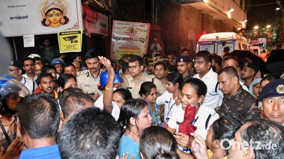 Während des Hindu-Fests Durga Puja kam es zu einem tödlichen Gedränge. Bild: STR/AP/dpa