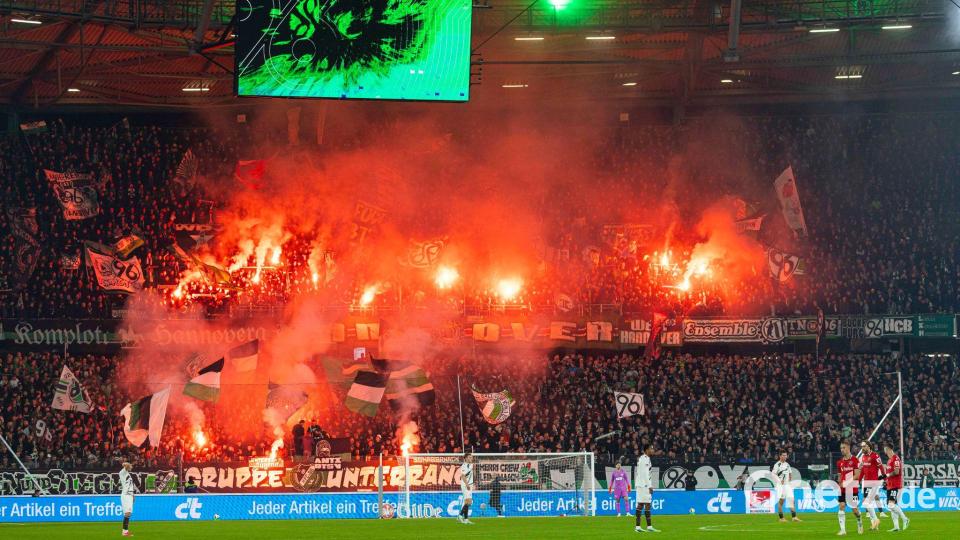 Volle Ränge und viel Pyro im Topspiel zwischen Hannover und St. Pauli. Bild: Michael Matthey/dpa