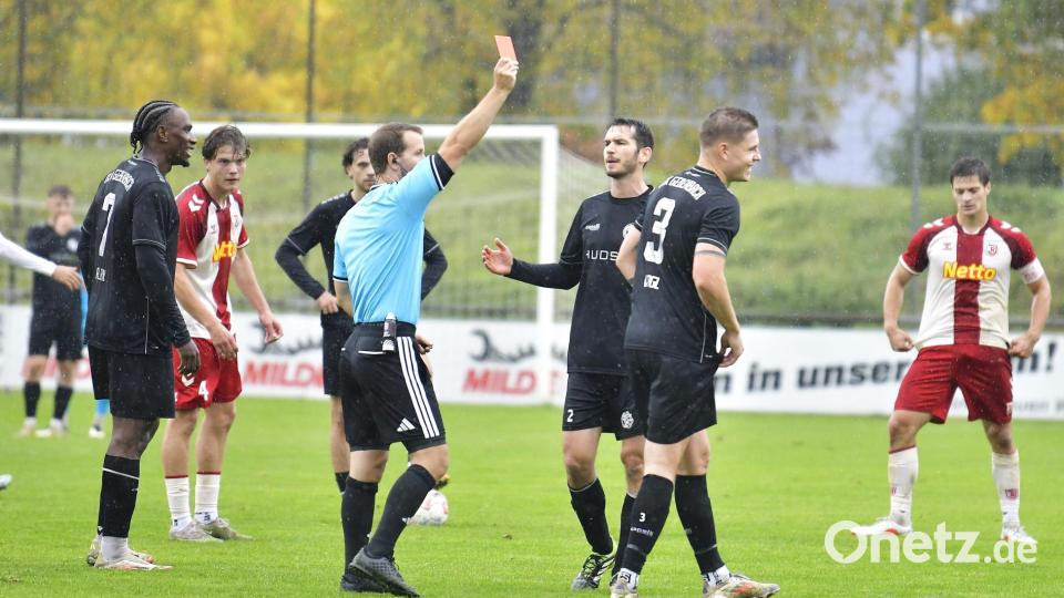 Rote Karte für Geburtstagskind Fabian Vogl (rechts) von der DJK Gebenbach nach Foulspiel. Bild: Hubert Ziegler