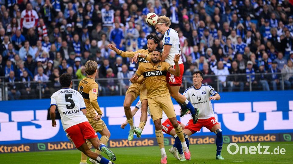 Hamburgs Sebastiaan Bornauw köpft den Ball auf das Tor. Bild: Gregor Fischer/dpa