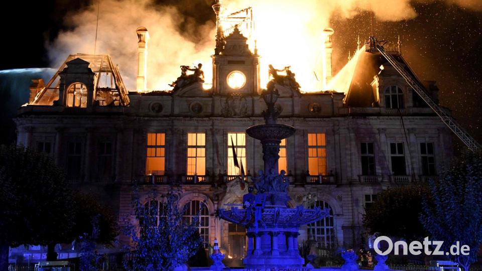Das historische Rathaus von Limoges wurde durch einen von Randalierern gelegten Brand weitgehend zerstört. Bild: Pascal Lachenaud/AFP/dpa