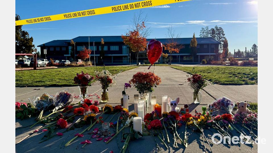 Vor der Grundschule wurden Blumen und Kerzen abgelegt. Bild: Haven Daley/AP/dpa