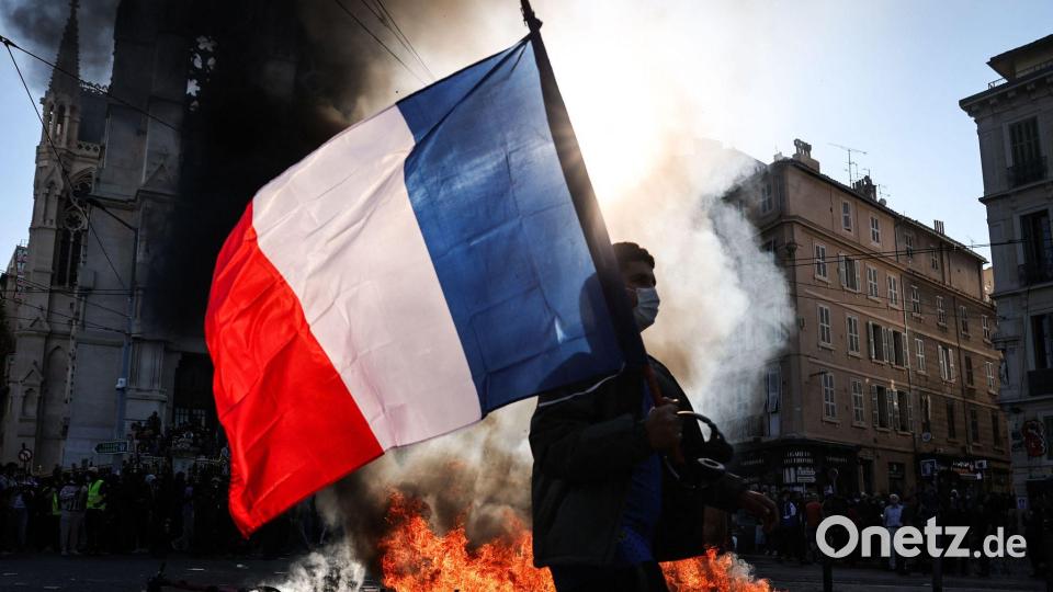 Protesttag in Frankreich: Französische Flagge und Flammen im Protest gegen hohe Lebenshaltungskosten in Marseille Bild: Thibaud Moritz/AFP/dpa