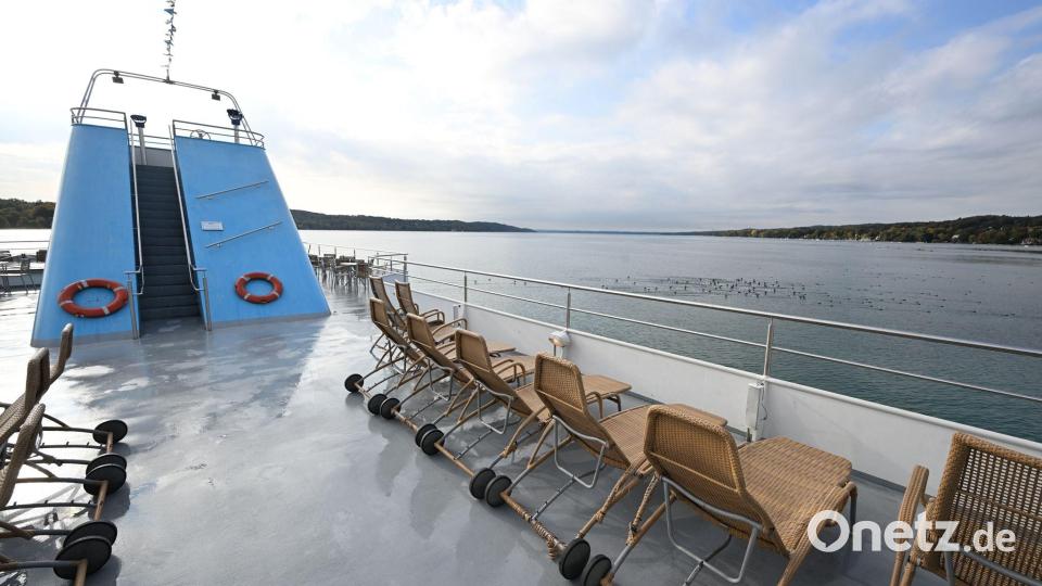 Nur wenige Menschen fuhren am Samstag noch mit dem Ausflugsschiff auf dem Starnberger See. Bild: Felix Hörhager/dpa