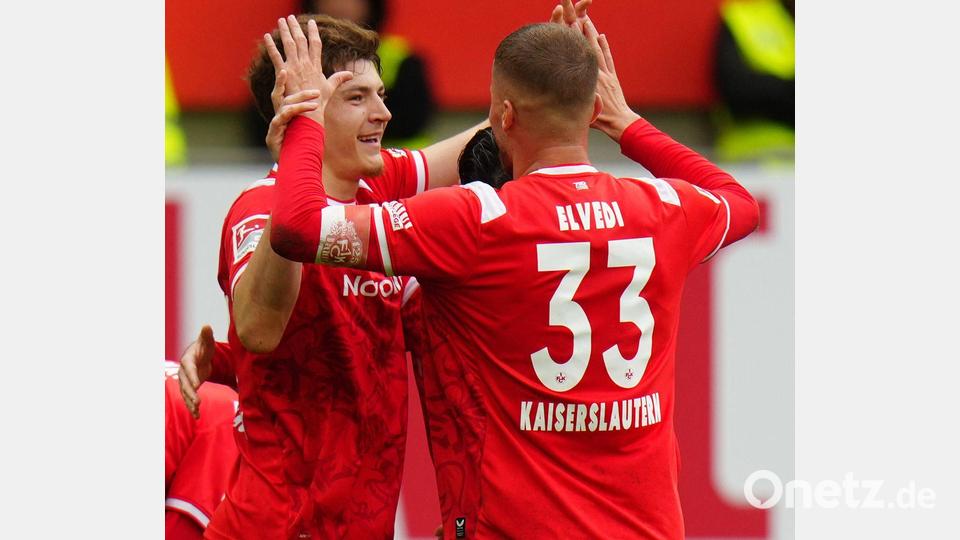 Milos Lukovic (links) jubelt mit Jan Elvedi über sein Tor zum 1:0. Bild: Thomas Frey/dpa