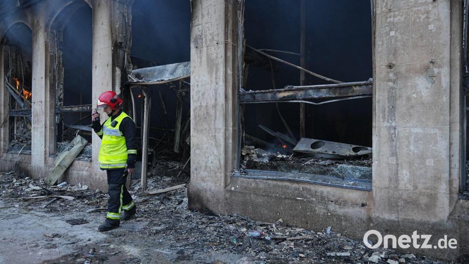 Das Tourismusbüro in Lyon wurde durch ein von Randalierern gelegtes Feuer vollständig zerstört. Bild: Laurent Cipriani/AP/dpa