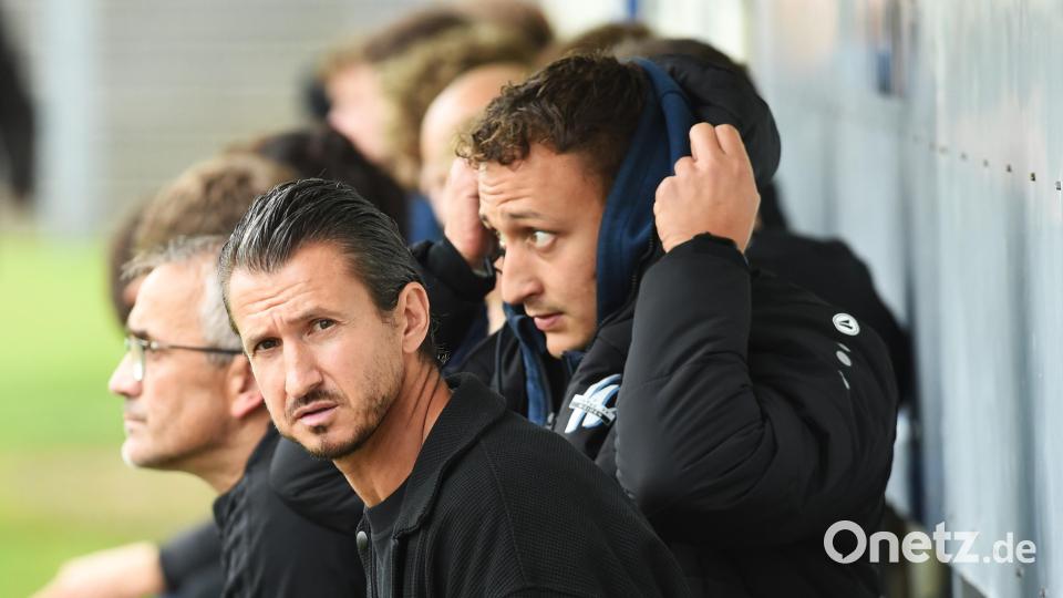 SpVgg-SV-Trainer Michael Riester (vorne) konnte mit dem Remis nicht zufrieden sein. Bild: Gerhard Büttner