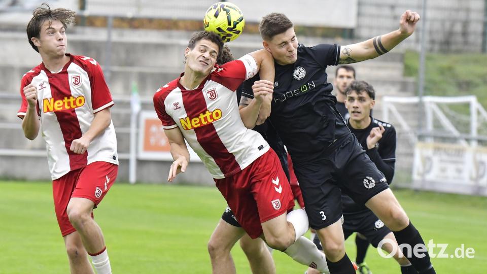 Rassiges Kopfballduell kurz vor dem Gebenbacher Strafraum mit Rotsünder und Geburtstagskind Fabian Vogl (ganz rechts). Bild: Hubert Ziegler