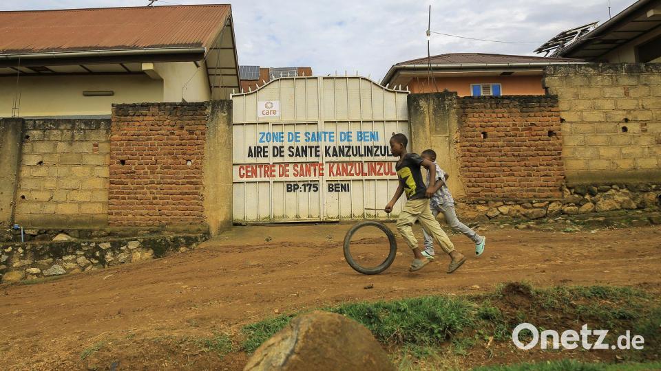 Kinder spielen vor einem Gesundheitszentrum in der Provinz Nord-Kivu im Osten des Kongo, während dort gerade ein Ebola-Ausbruch herrscht. Bild: Sebastien Kitsa Musayi/AP/dpa