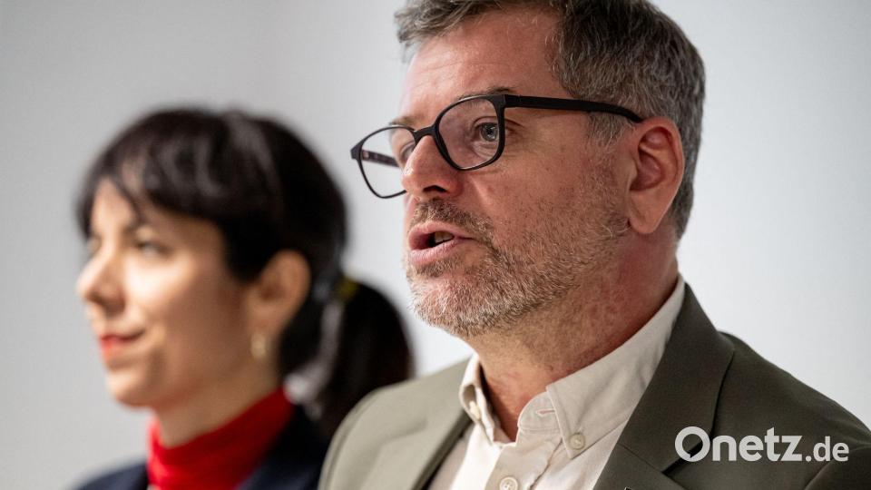 Beim Thema Vergesellschaftung setzten sich Elif Eralp (Linke) und Werner Graf (Grüne) gegen die SPD-Verhandler durch. Bild: Fabian Sommer/dpa