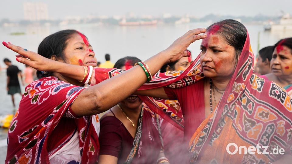 Rituale in Rot: Hindus feiern am Hooghly-Fluss in Indien Bild: Bikas Das/AP/dpa