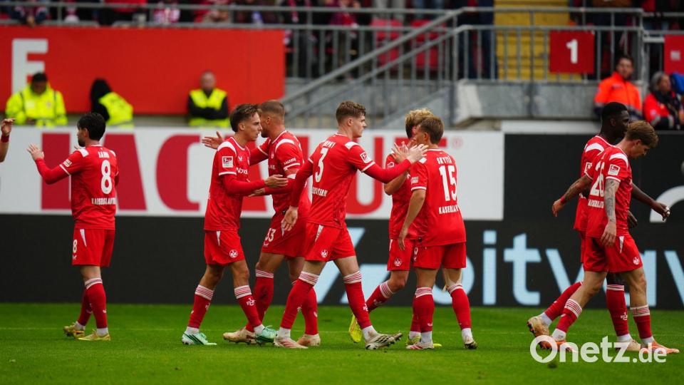 Kaiserslautern bejubelt den Heimsieg gegen Bochum. Bild: Thomas Frey/dpa
