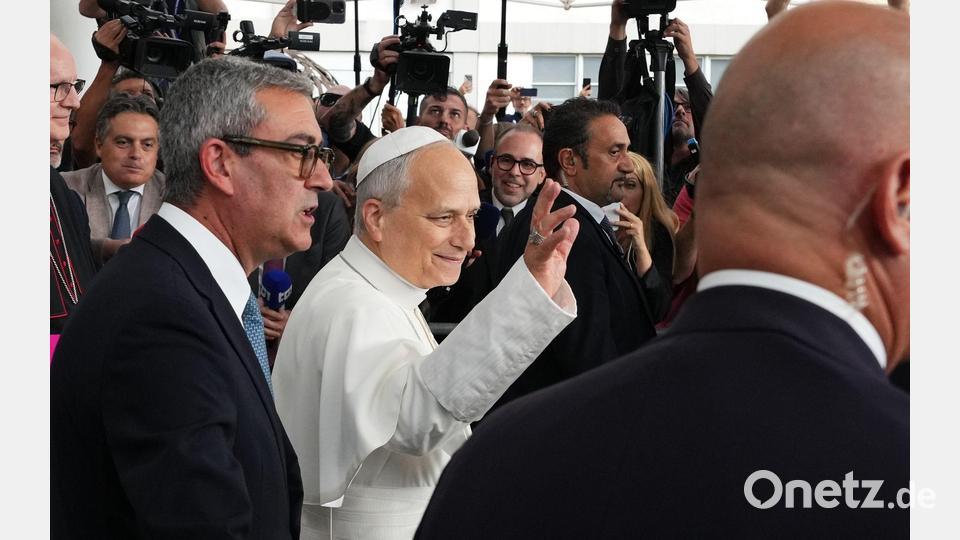 Der Papst hat nach seiner Krebsoperation das Krankenhaus in Rom wieder verlassen können. Bild: Alessandra Tarantino/AP/dpa
