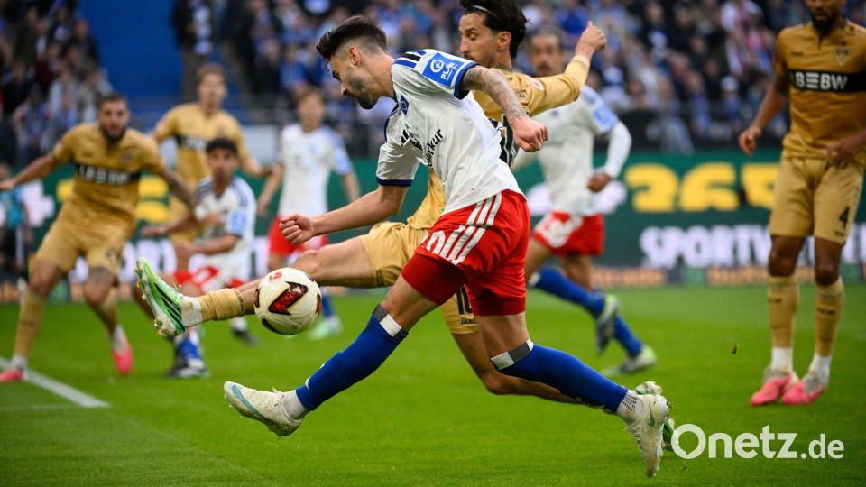Hamburgs Fabio Vieira flankt den Ball auf das Stuttgarter Tor. Bild: Gregor Fischer/dpa