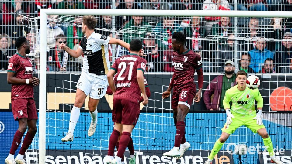 Maximilian Rohr (Nr. 31) köpft zum 3:0 gegen Augsburg ein. Bild: Uwe Anspach/dpa