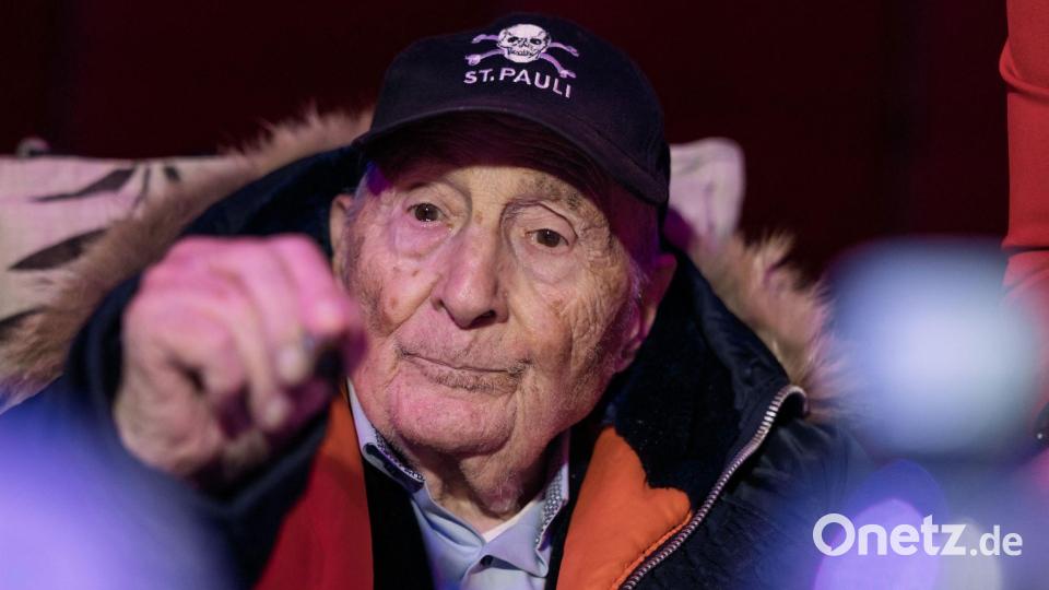 Freddy Quinn erfüllt die Autogrammwünsche zahlreicher Besucherinnen und Besucher. Bild: Markus Scholz/dpa