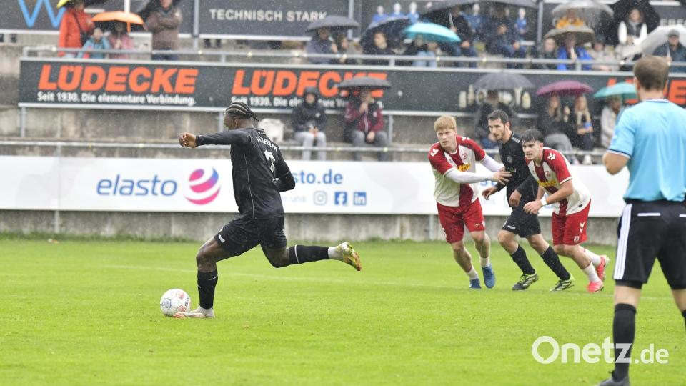Jeanpaul Uzuamaka Ajala-Alexis (links) von der DJK Gebenbach verschießt einen Foulfmeter in der ersten Halbzeit. Bild: Hubert Ziegler