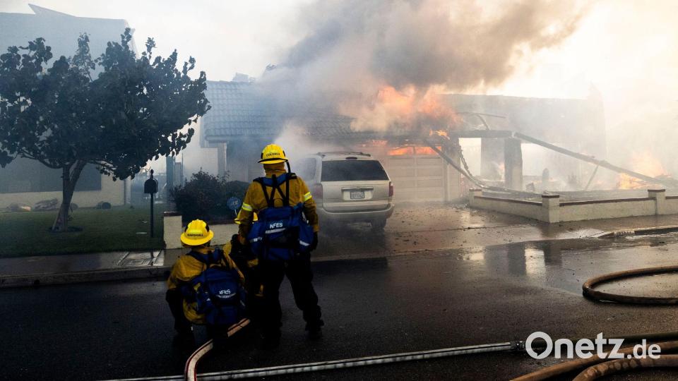 Die Flammen haben mehrere Häuser zerstört oder beschädigt. Bild: Paul Bersebach/The Orange County Register/AP/dpa