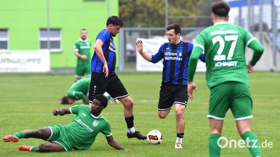 Josef Rodler (links) und Patryk Bytomski (daneben) suchen die Lücke in der Nördlinger Abwehr. Bild: Gerhard Büttner