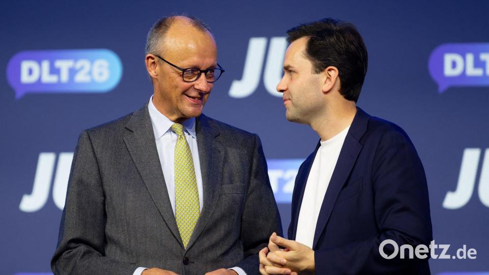Deutschlandtag der Jungen Union: Merz und Winkel gemeinsam auf dem Podium Bild: Henning Kaiser/dpa