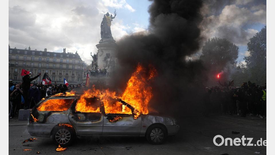 Brennendes Auto am landesweiten Protesttag auf der Place de la République in Paris. Bild: Thibault Camus/AP/dpa