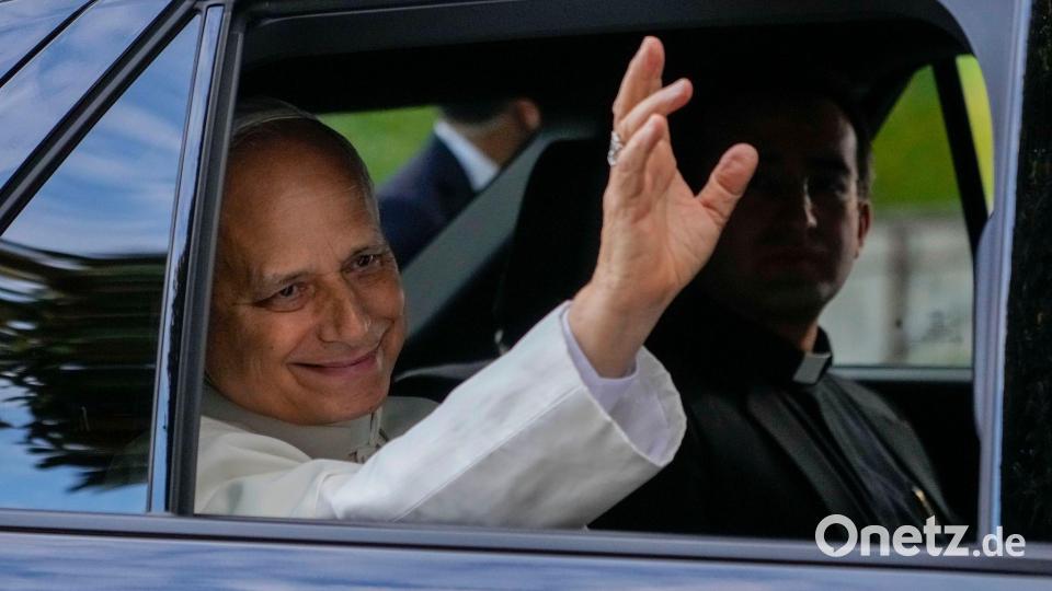Papst Leo XIV. verlässt die Poliklinik „Agostino Gemelli“ in Rom Bild: Gregorio Borgia/AP/dpa