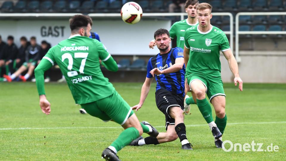 Torabschluss von Josef Rodler: Der Weidener Stürmer erzielte das 1:0. Bild: Gerhard Büttner