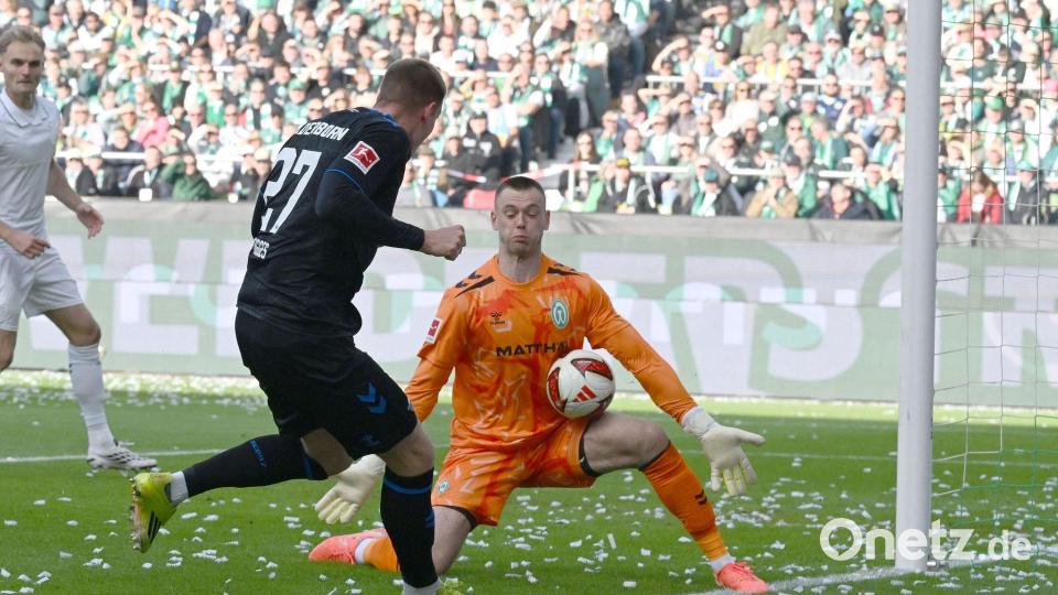 Paderborns Steffen Tigges scheitert am Bremer Torwart Karl Hein (r). Bild: Carmen Jaspersen/dpa