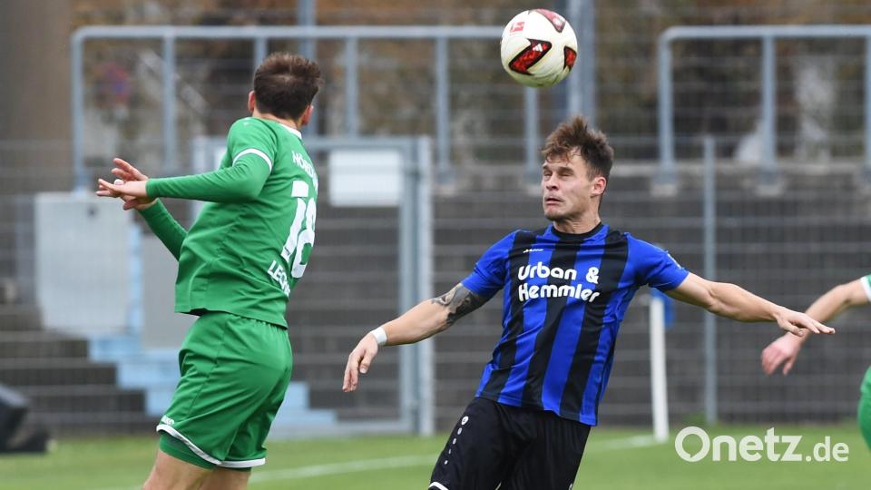 Der Weidener Martin Ruda (rechts) beim Kopfball. Bild: Gerhard Büttner
