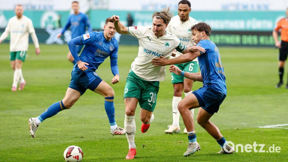 Am Ende eines eher mittelmäßigen Zweitliga-Spiels jubelt Fürth gegen Braunschweig. Bild: Daniel Löb/dpa