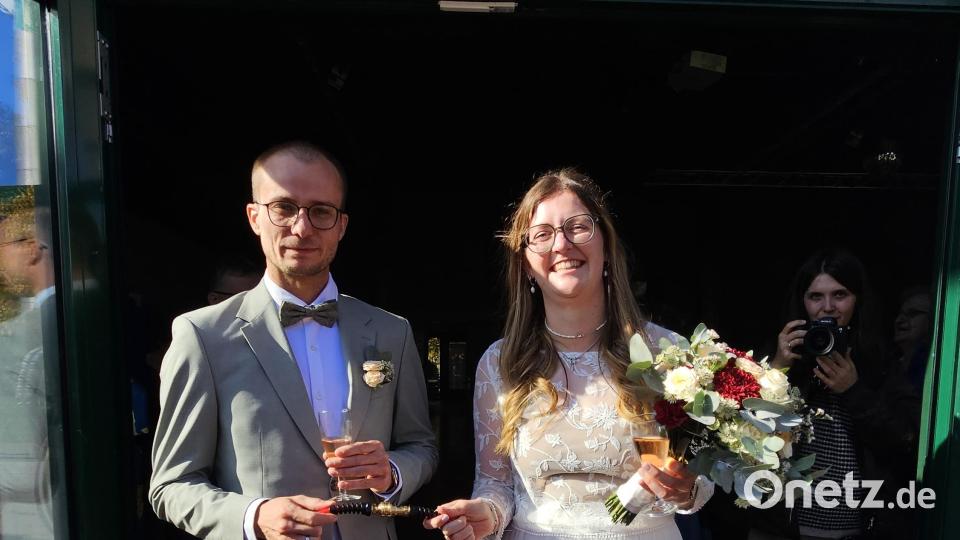 Nach der Hochzeit ist vor den Flitterwochen: Das Paar will nach Hamburg reisen, wo sie ein Musical besuchen und die Hansestadt erkunden möchten. Bild: Gabriele Buchbinder