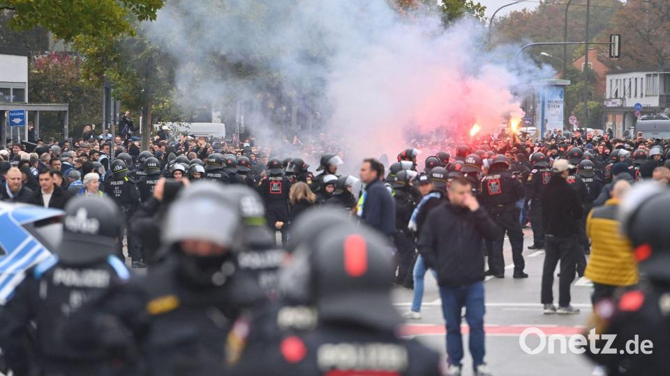 In und neben dem Stadion gab es viel zu tun für die Sicherheitskräfte. Bild: Frank Hoermann / SVEN SIMON/dpa