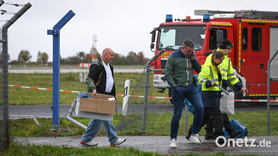 Nachdem ein Zaun am Flughafen Leipzig/Halle stark beschädigt wurde, ermittelt die Polizei in alle Richtungen. Bild: Heiko Rebsch/dpa