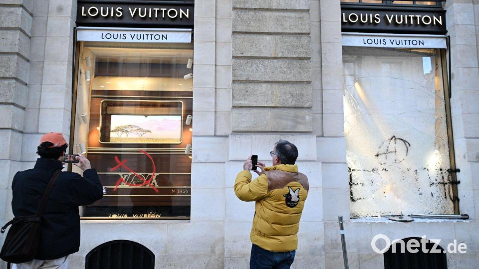 Tag nach Ausschreitungen in Frankreich: Passanten fotografieren Graffiti an Louis Vuitton Geschäft Bild: Emma Da Silva/AP/dpa