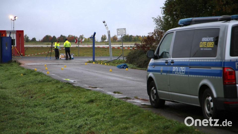 Die Polizei war auch nach Tagesanbruch am Ort des Geschehens. Bild: Tobias Junghannß/dpa