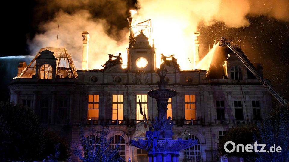 Das Rathaus in Limoges in Zentralfrankreich brennt, nachdem eine Gruppe von Personen im Rahmen einer landesweiten Mobilisierungsaktion gegen hohe Lebenshaltungskosten gewaltsam in das Gebäude eingedrungen war. Bild: Pascal Lachenaud/AFP/dpa